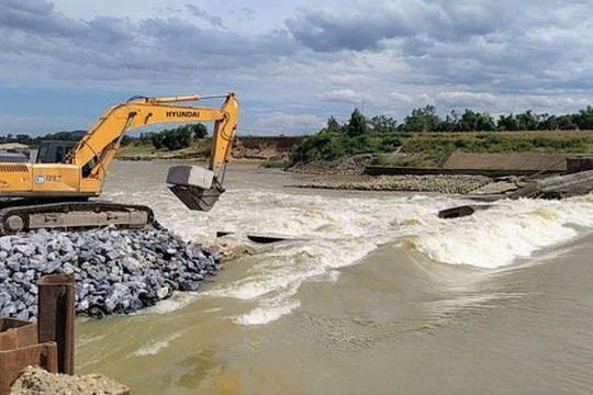 Nghệ An: Vỡ đập tràn trên sông Lam gây thiếu nước nghiêm trọng