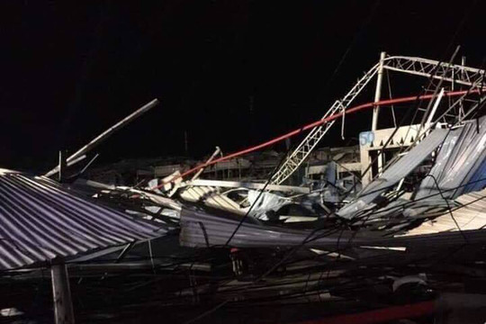 Vĩnh Phúc: Lốc xoáy làm sập xưởng gỗ khiến 3 người chết, nhiều người bị thương