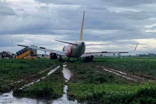 Máy bay Vietjet trượt khỏi đường băng tại Tân Sơn Nhất