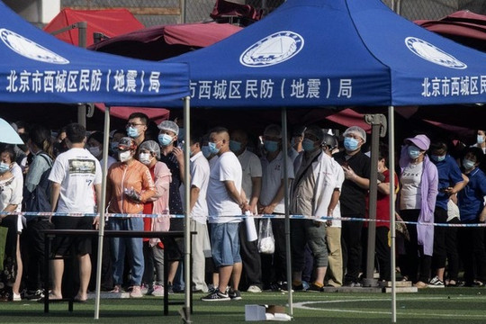 Ca nhiễm mới tăng mạnh, Trung Quốc nâng mức cảnh báo COVID-19 tại Bắc Kinh