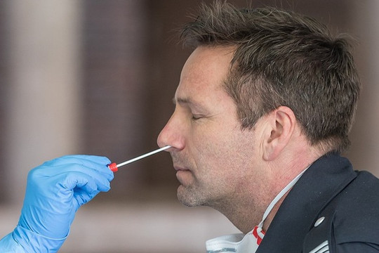 Australia khuyến cáo người mất cảm giác mùi vị đi xét nghiệm COVID-19