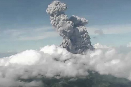 Indonesia cảnh báo hàng không mức cao nhất do núi lửa phùn trào