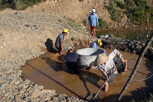 Quảng Bình: Dưới nắng hạn, thầy và trò vùng cao đào giếng tìm nước