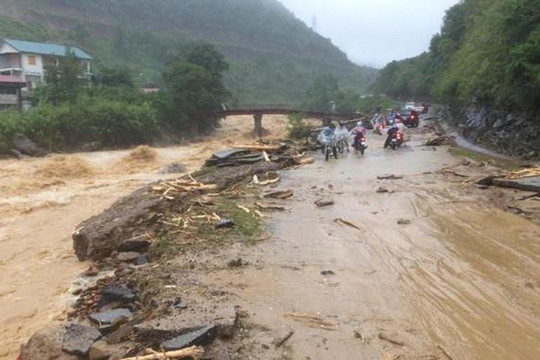 Nhiều tuyến đường huyết mạch ở Lai Châu bị sạt lở do mưa lớn