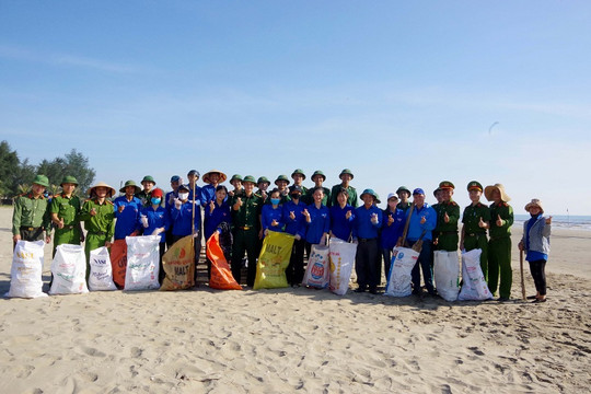 Hà Tĩnh: Hơn 1.000 đoàn viên thanh niên chung tay làm sạch biển