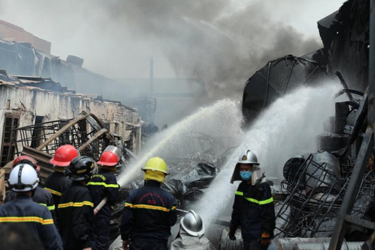 Vụ cháy kho hóa chất ở Long Biên (Hà Nội): Hóa chất bị cháy tại kho hàng là cồn Methanol rất nguy hại