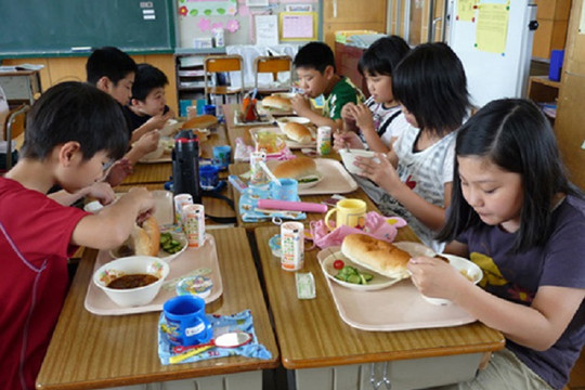 Nhật Bản: Gần 3.500 giáo viên và học sinh bị ngộ độc thực phẩm