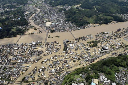 Mưa to gây lũ lụt, lở đất ở miền Tây Nhật Bản, 13 người mất tích