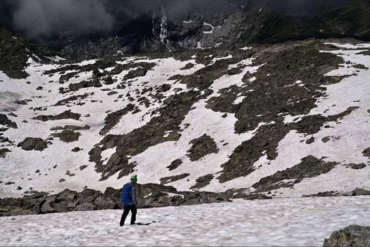 Italy: Băng tuyết đổi sang màu hồng bí ẩn trên dãy Alps