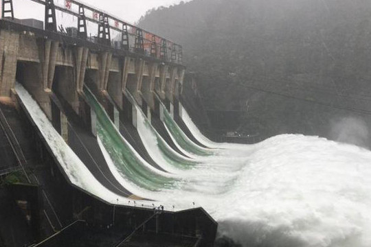 Hồ thuỷ điện Trung Quốc mở 7 cổng xả lũ khẩn cấp sau gần 1 thập kỷ