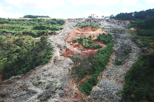 Lâm Đồng: Bãi rác Cam Ly lại sạt lở do khai thác đá tràn lan trong vùng lõi