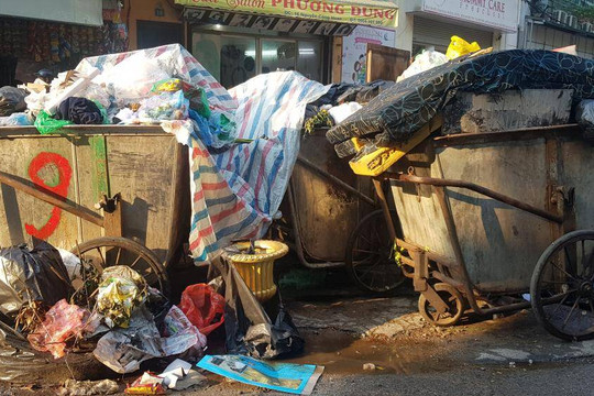 Bãi rác Nam Sơn “thất thủ”, đường phố Hà Nội lại ngập rác