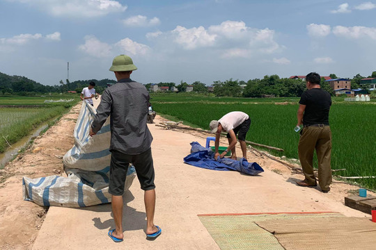 Dân dỡ bỏ “chốt chặn” bãi rác Nam Sơn, Hà Nội thoát cảnh ngập trong rác