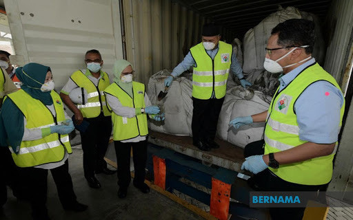 Malaysia phát hiện 110 container chứa chất thải độc hại cập cảng bất hợp pháp