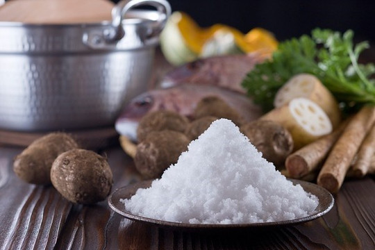 Giảm muối trong khẩu phần ăn để tránh nguy cơ tăng huyết áp, tim mạch