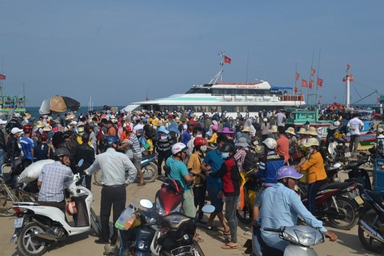 Đưa hơn 2.000 khách rời đảo Lý Sơn an toàn
