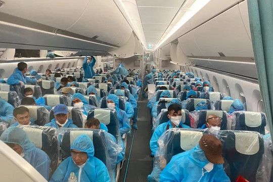 Chuyến bay đón 219 người Việt từ Guinea Xích đạo đã về đến Nội Bài