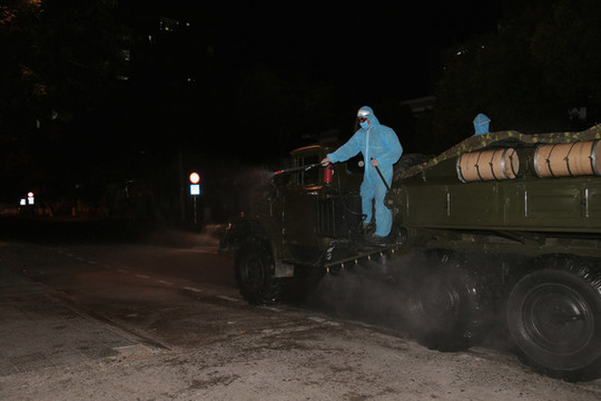 Quân đội khử trùng khu vực phong tỏa ở Đà Nẵng