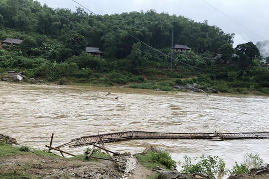 Thanh Hóa: Mưa lũ sau bão số 2 cuốn trôi cầu, đập, nhiều bản làng bị cô lập