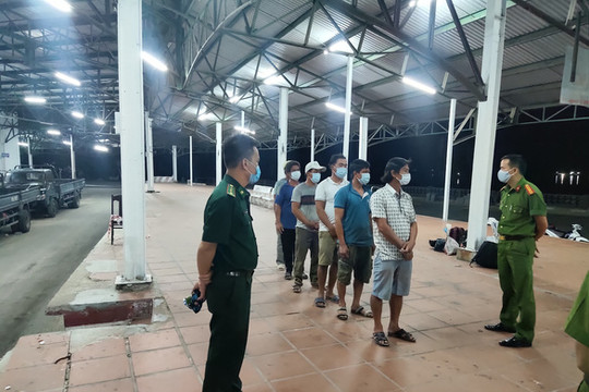 6 người đàn ông đi bộ từ Đà Nẵng ra Huế trốn cách ly