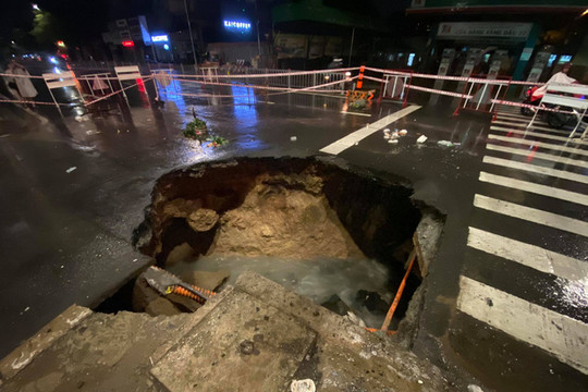 TP. HCM: Sau trận mưa lớn, “Hố tử thần” xuất hiện giữa giao lộ ở Gò Vấp