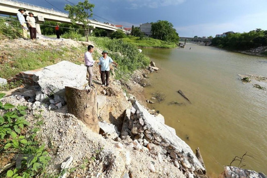 Hà Nội: Công bố tình trạng khẩn cấp xuất hiện nhiều sự cố sạt lở bờ hữu sông Hồng