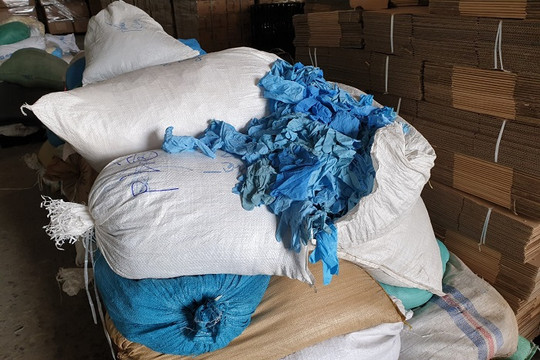 Bình Dương: Phát hiện, thu giữ hàng tấn găng tay y tế tái chế từ sản phẩm “bẩn”