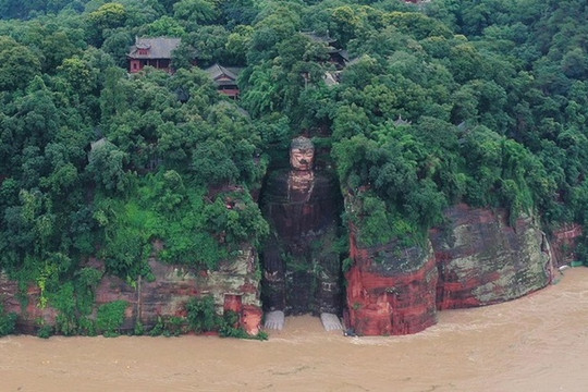 Trung Quốc: Lũ lớn lần đầu dâng mức đe dọa tượng Phật khổng lồ, khiến 100.000 dân sơ tán