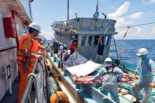 Vũng Tàu: Bộ đội biên phòng kịp thời cứu nạn ngư dân bị tai nạn lao động trên biển