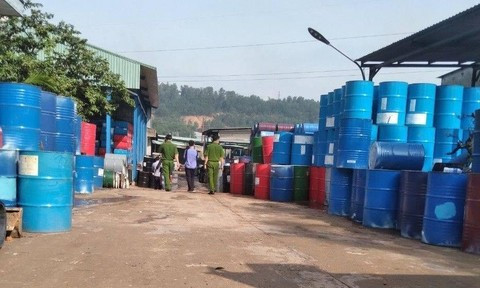 Đồng Nai: Tạm giữ gần 1.000 thùng phuy, can nhựa nhiễm chất nguy hại tại cơ sở