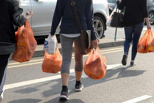 Chính phủ Anh tăng gấp đôi giá túi nilon để ngăn chặn ô nhiễm rác thải nhựa