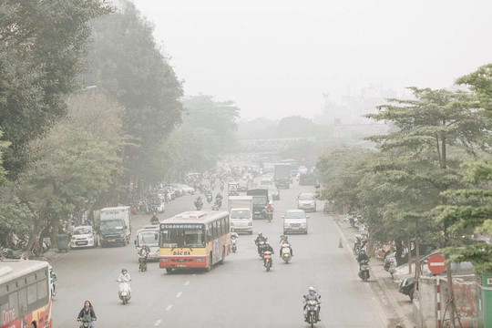Không khí Hà Nội ô nhiễm, người dân hạn chế ra ngoài