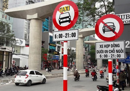 Khôi phục biển cấm xe taxi trên nhiều tuyến phố ở Hà Nội