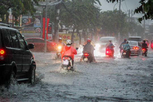 Đường phố TP. HCM ngập nặng, biến thành sông sau cơn mưa lớn