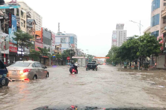 Mưa lớn kéo dài tại TP. Thái Nguyên, nhiều tuyến phố ngập sâu