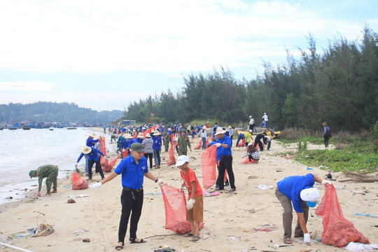 Quảng Ngãi phấn đấu 70% điểm du lịch ven biển không sử dụng nhựa dùng một lần