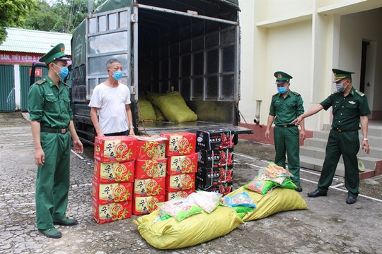 Quảng Ninh: Tiêu hủy hơn 1 tấn trái cây, đồ chay nhập lậu vào Việt Nam
