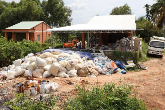 Tây Ninh: Bắt quả tang doanh nghiệp đổ chất thải trái quy định ra môi trường