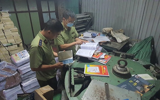 Hà Nội: Thu giữ hàng tấn sách giả NXB Giáo dục Việt Nam ở Tây Mỗ