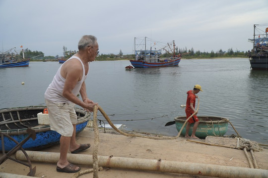 Ứng phó bão số 5: Quảng Trị cấm tàu thuyền ra khơi, cho học sinh nghỉ học