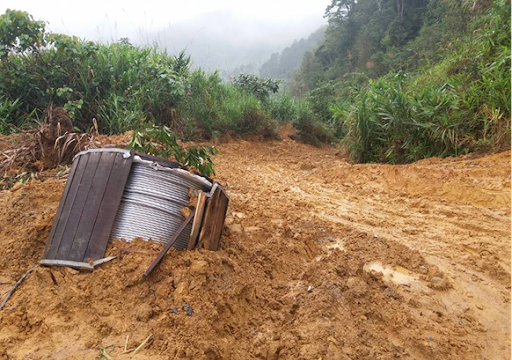 Bão chưa vào đất liền, sạt lở đã gây tắc đường lên huyện miền núi ở Quảng Nam