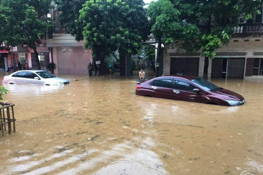 Lào Cai: Mưa lớn trút xuống gây ngập lụt, sạt lở nhiều nơi