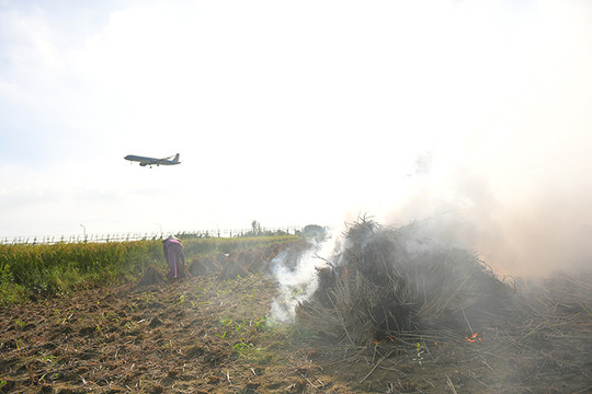 Nông dân đốt rơm rạ, khói mù mịt bủa vây sân bay Nội Bài