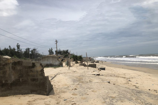 Thừa Thiên-Huế: Bờ biển tiếp tục sạt lở nghiêm trọng sau bão số 5