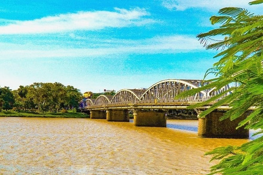 Sông Hương chuyển màu vàng đục khác thường nhiều ngày