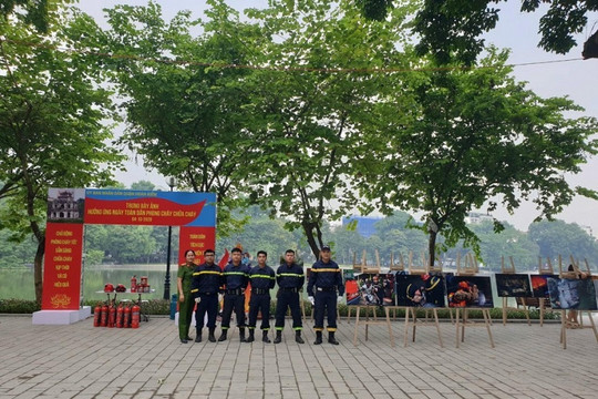 Triển lãm ảnh và tuyên truyền phòng cháy, chữa cháy tại phố đi bộ hồ Hoàn Kiếm