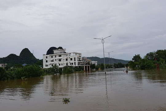 Quảng Bình: Hàng trăm nhà dân bị ngập sâu do lũ tiếp tục dâng cao