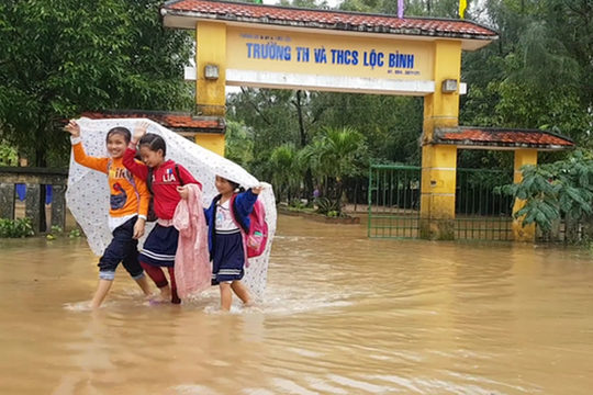 Thừa Thiên Huế: Học sinh nghỉ học tránh mưa lũ