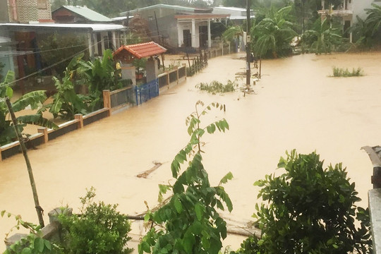 Quảng Nam: Nhiều nhà dân bị ngập, đường sá sạt lở do mưa lớn kéo dài