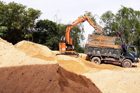 Bình Định: Bãi tập kết cát trái phép gây nứt nhà dân, ô nhiễm môi trường